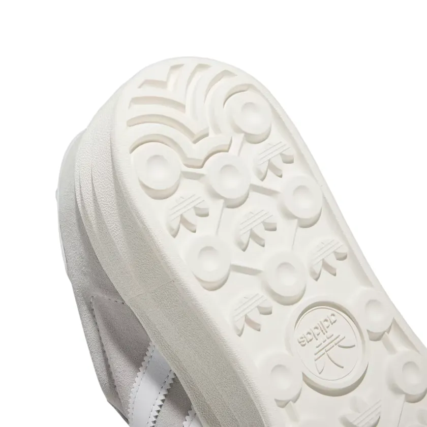 Road companion speed - oriented shoe goal Adidas Originals scarpa sneakers da donna Gazelle Bold HQ6893 grigio-bianco