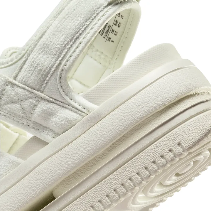 Criss Cross Straps Everyday Nike sandalo da donna Icon Classic SE FJ2595-002 sabbia