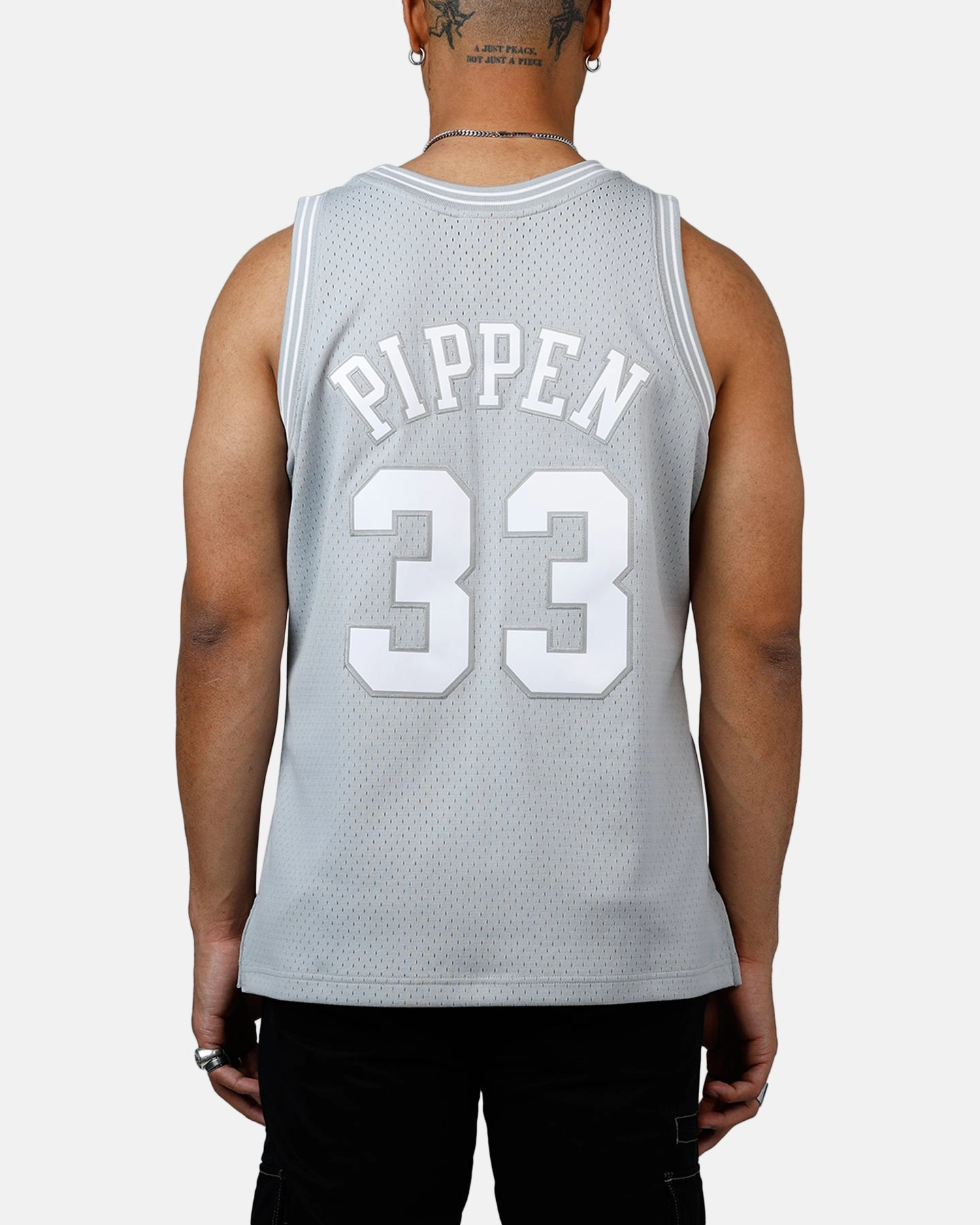 Stretchable Seams Mitchell & Ness Chicago Bulls Scottie Pippen 1997-1998 Swingman Jersey Grey