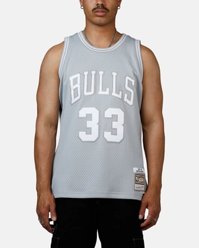Style Performance Mitchell & Ness Chicago Bulls Scottie Pippen 1997-1998 Swingman Jersey Grey