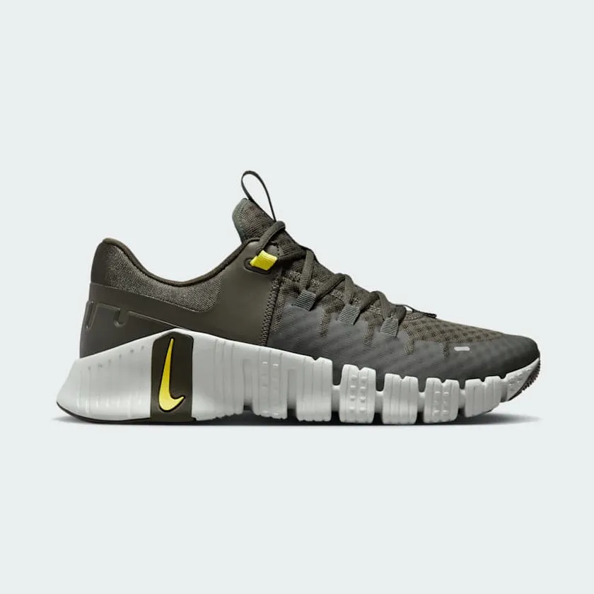 Nike Free Metcon 5 Men's Green Training Shoes DV3949 300 running on a treadmill at the gym shoes