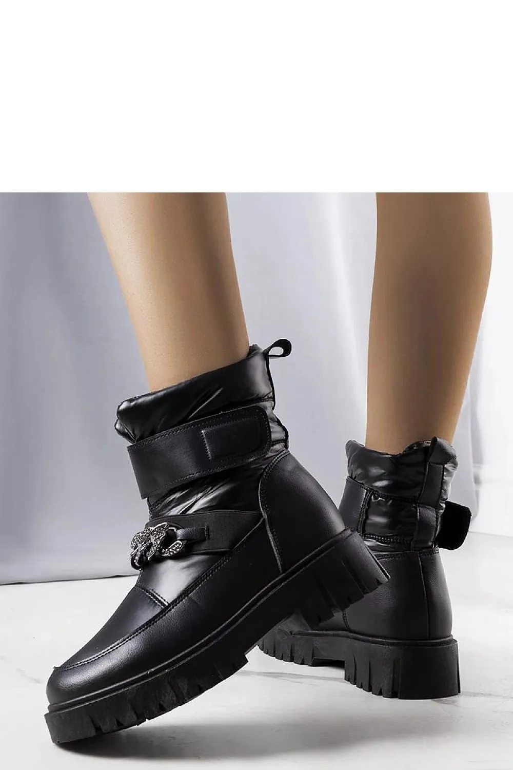 Black chain snow boots