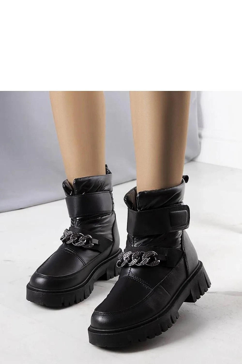 Black chain snow boots