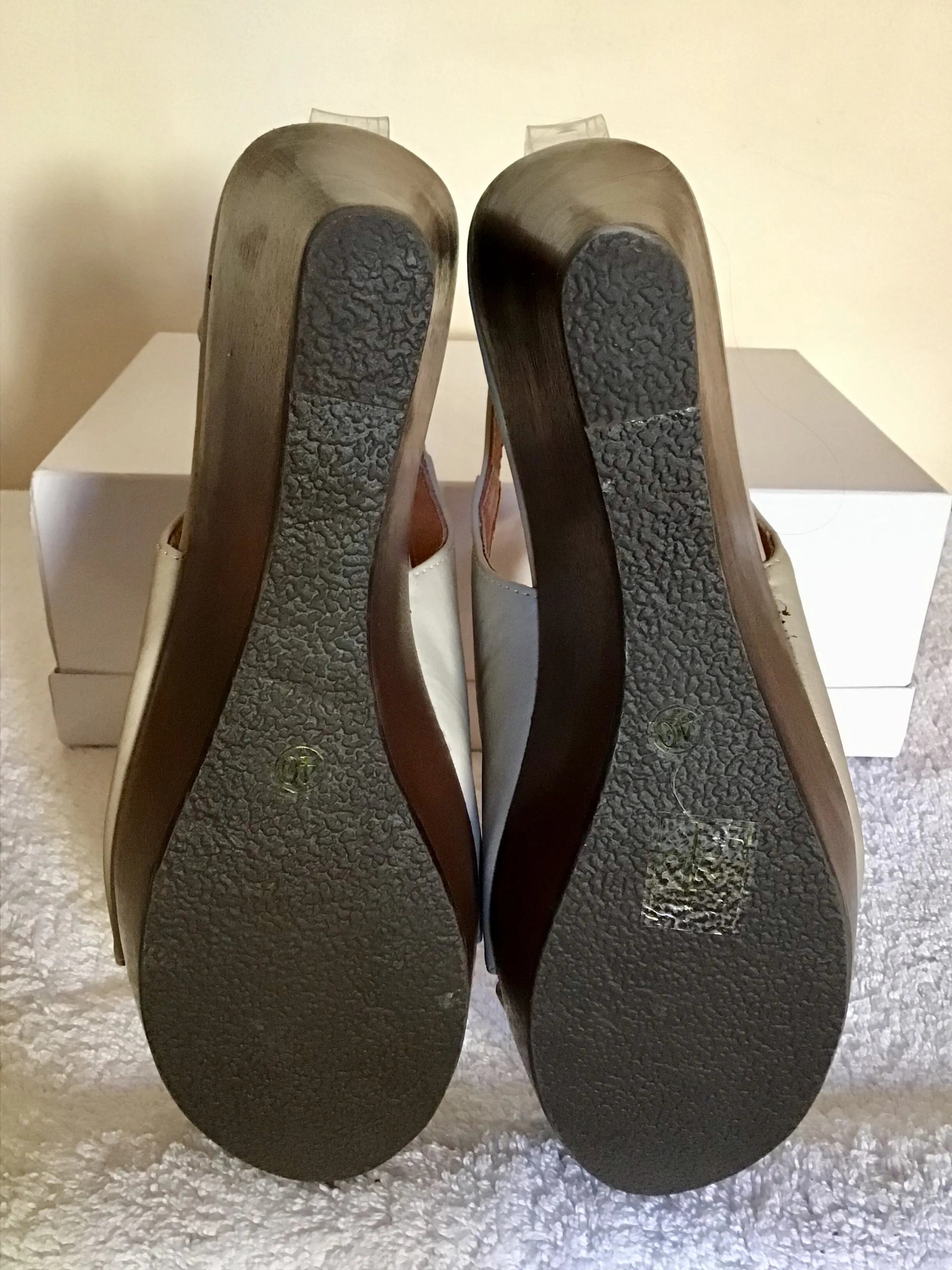 BRAND NEW MODA IN PELLE CREAM FAUX LEATHER PEEPTOE SLINGBACK WEDGE HEEL SANDALS SIZE 7/40