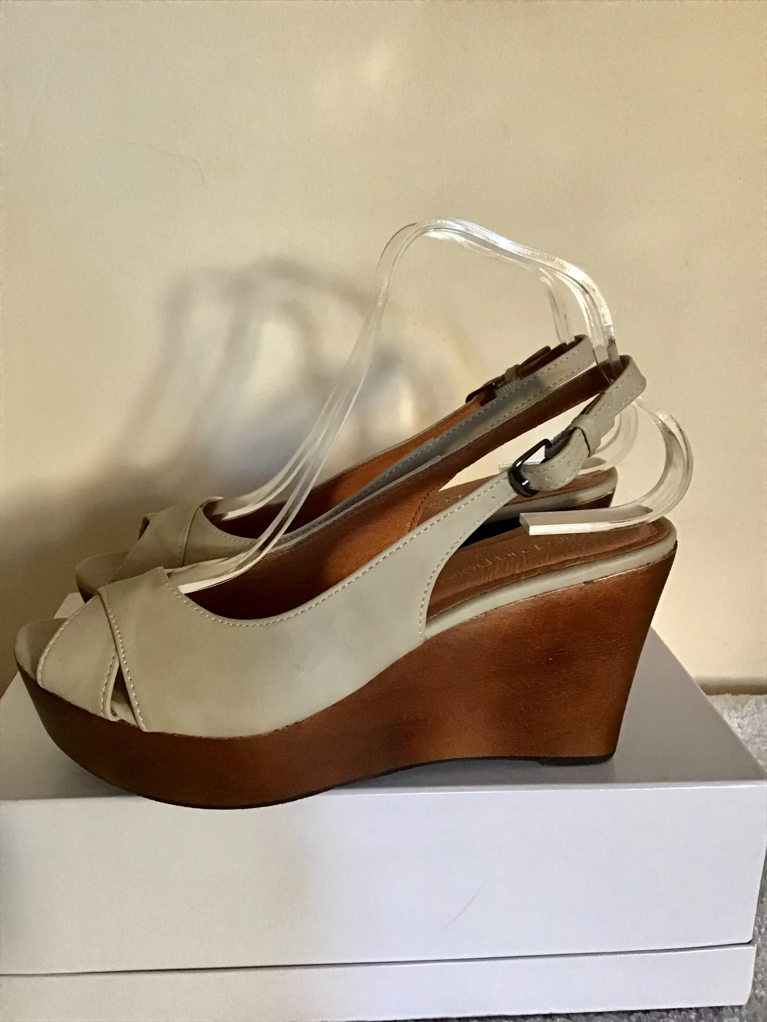 BRAND NEW MODA IN PELLE CREAM FAUX LEATHER PEEPTOE SLINGBACK WEDGE HEEL SANDALS SIZE 7/40