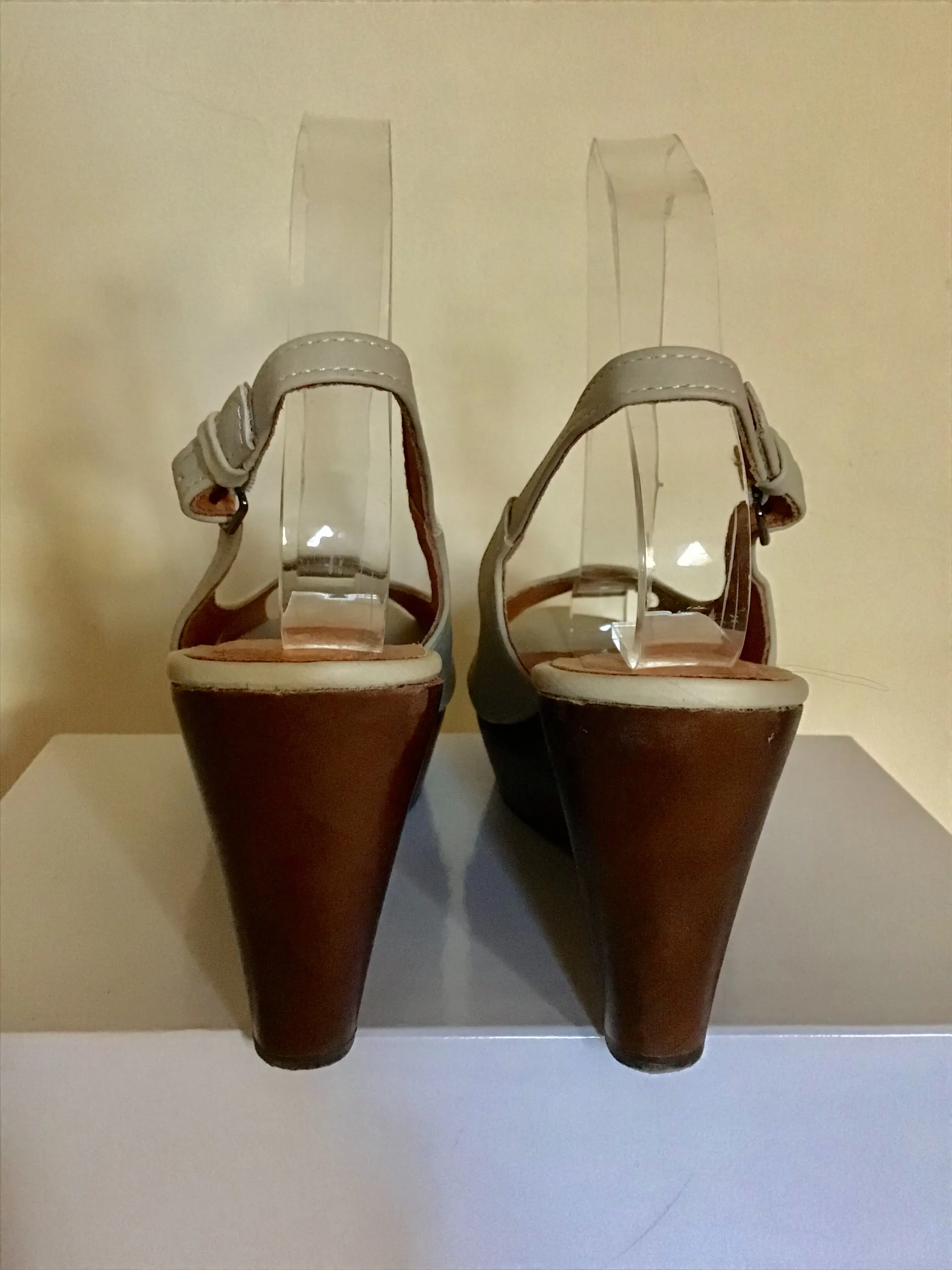 BRAND NEW MODA IN PELLE CREAM FAUX LEATHER PEEPTOE SLINGBACK WEDGE HEEL SANDALS SIZE 7/40