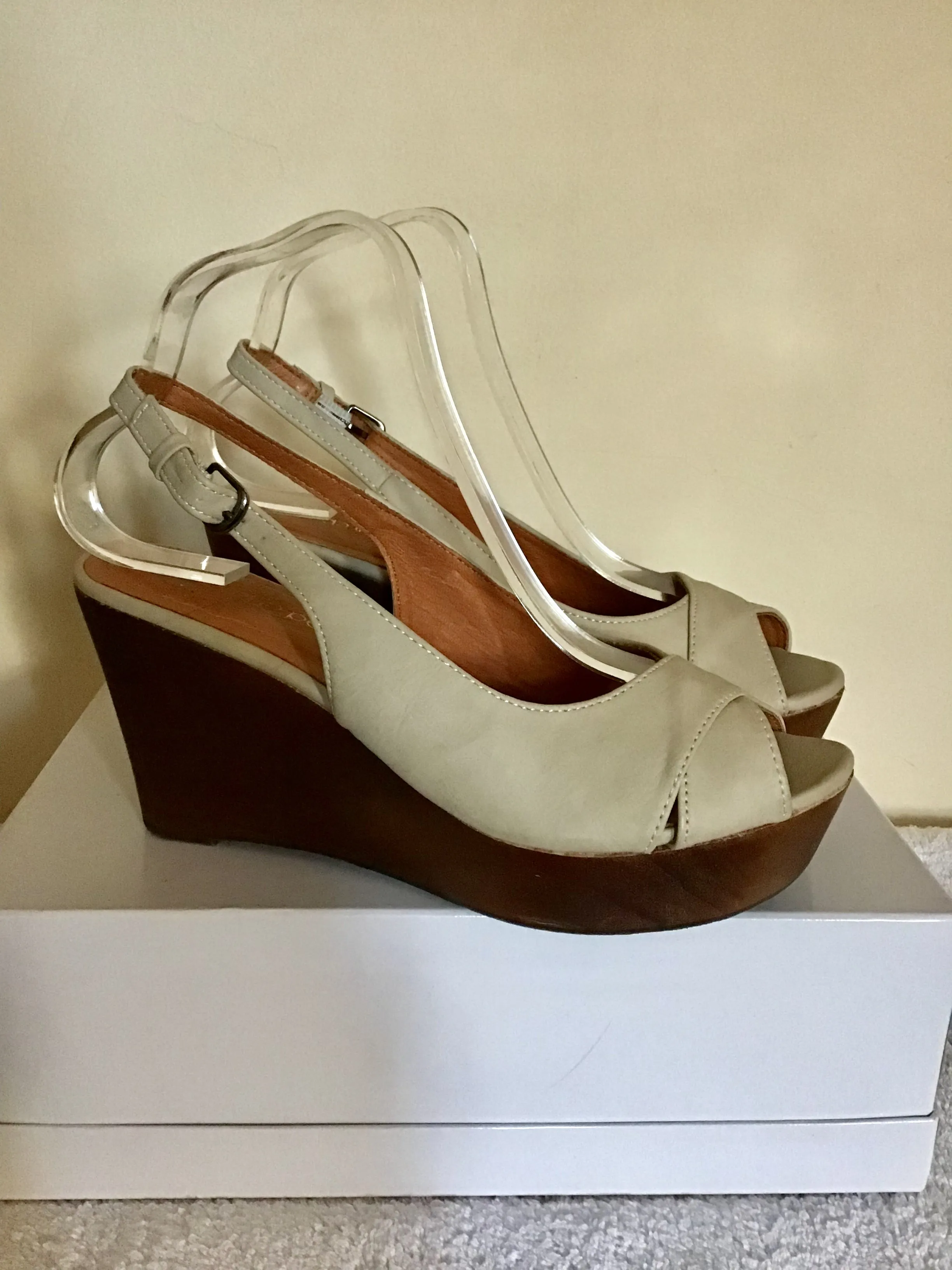 BRAND NEW MODA IN PELLE CREAM FAUX LEATHER PEEPTOE SLINGBACK WEDGE HEEL SANDALS SIZE 7/40