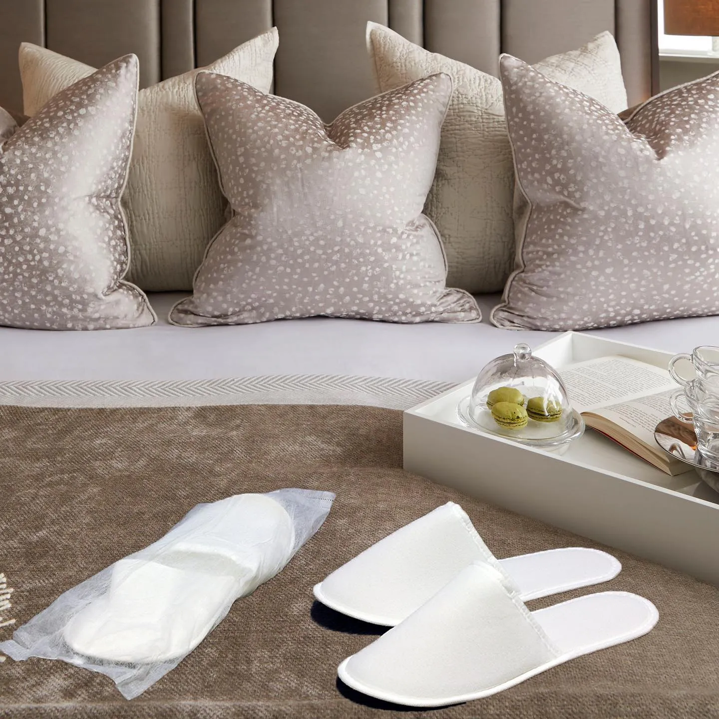 Chochili 4080 Pairs Fabric Packed Non-Woven Disposable Hotel Slippers for Airbnb Spa Wedding Guests Adult Men Women Size 10-11, White