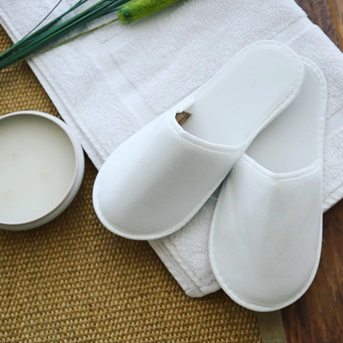 Chochili 4080 Pairs Fabric Packed Non-Woven Disposable Hotel Slippers for Airbnb Spa Wedding Guests Adult Men Women Size 10-11, White