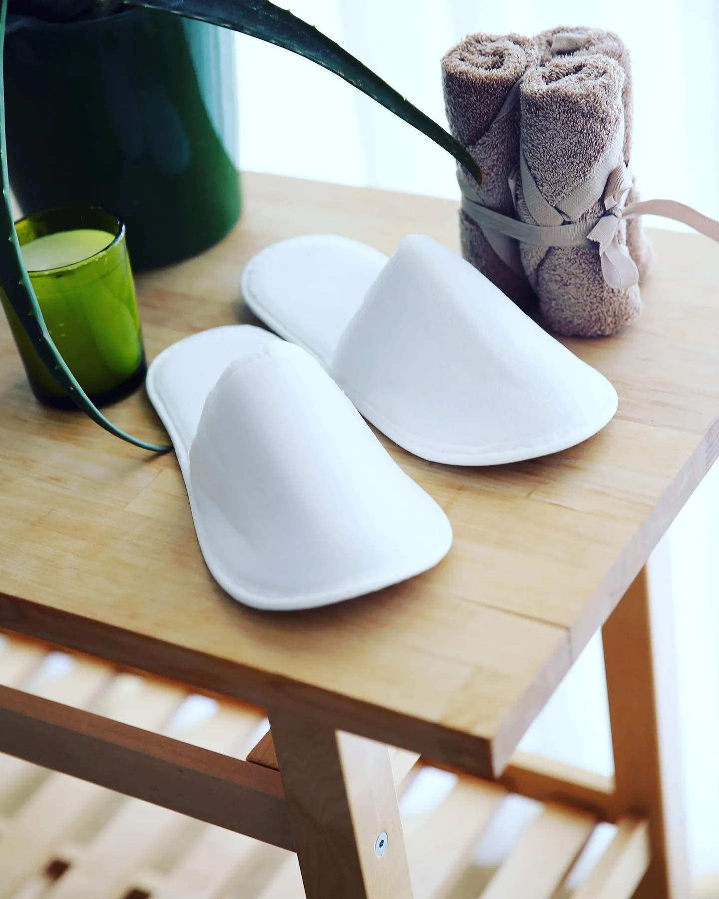 Chochili 4080 Pairs Fabric Packed Non-Woven Disposable Hotel Slippers for Airbnb Spa Wedding Guests Adult Men Women Size 10-11, White