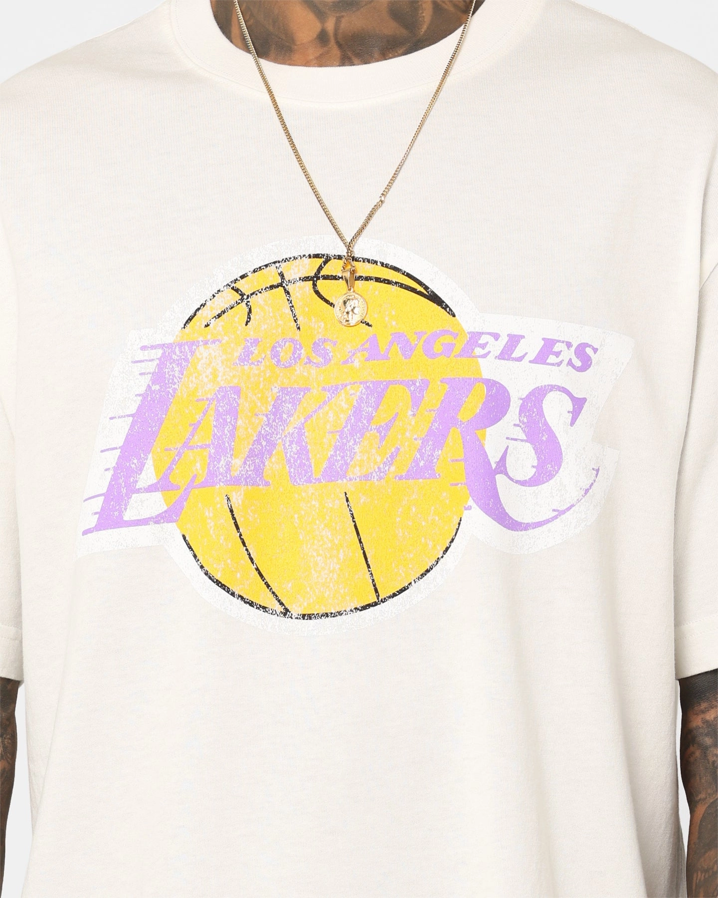 Oversized Silhouette Mitchell & Ness Los Angeles Lakers Oversized Logo T-Shirt Vintage White