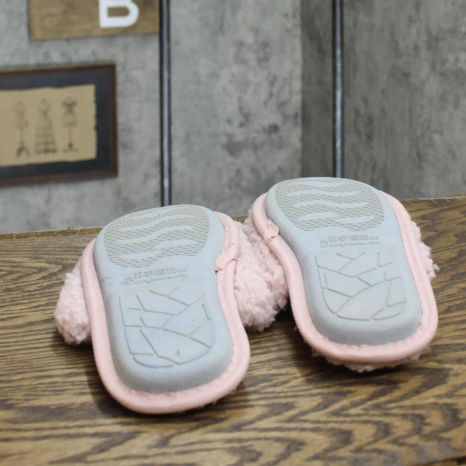Dluxe By Dearfoams Girls Youth Happy Face Scuff Slippers 88544850 Light Pink 4/5
