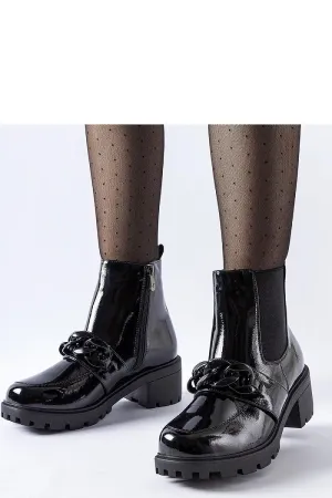 Elegant boots decorated with a metal buckle