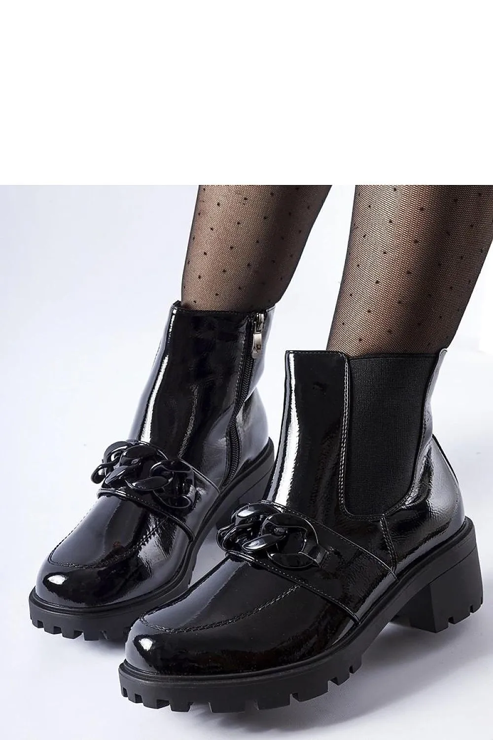 Elegant boots decorated with a metal buckle
