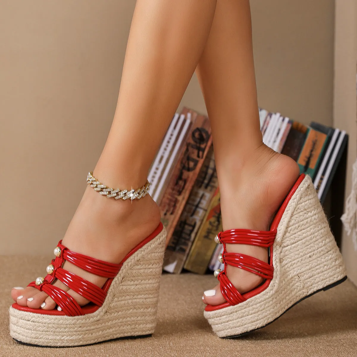 Erica Simple Straw Wedges