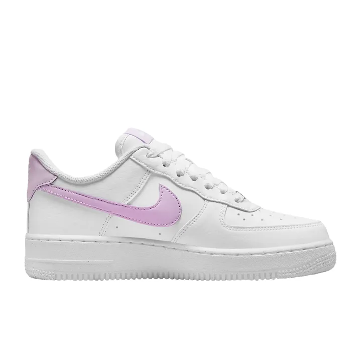 Balanced Cushioning Tech Rolling Gait Technology Nile scarpa sneaker da donna Air Force 1 '07 Next Nature DN1430-105 bianco-glicine
