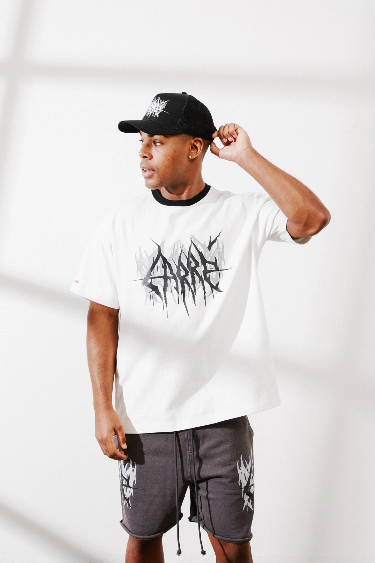 Non Irritating Collar Carre Metalle Oversized T-Shirt Off White/Black