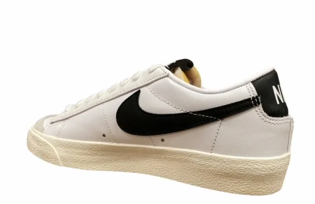 multi - sport running shoes toe - hugging Nike scarpa sneakers da donna Blazer Low '77 DC4769 102 bianco-nero-sabbia
