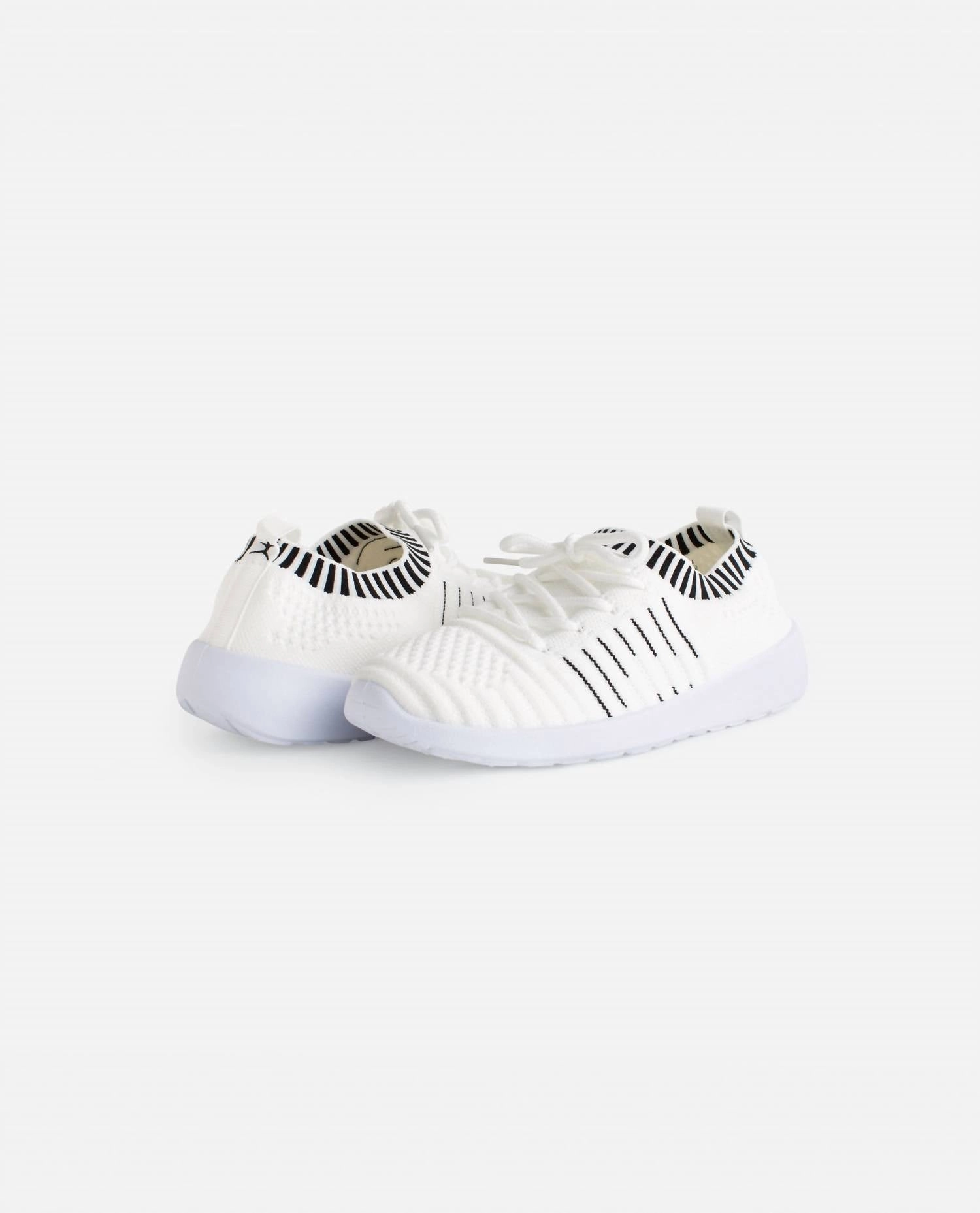 Girls Energy Lace Up Sneaker In White Stable Walk