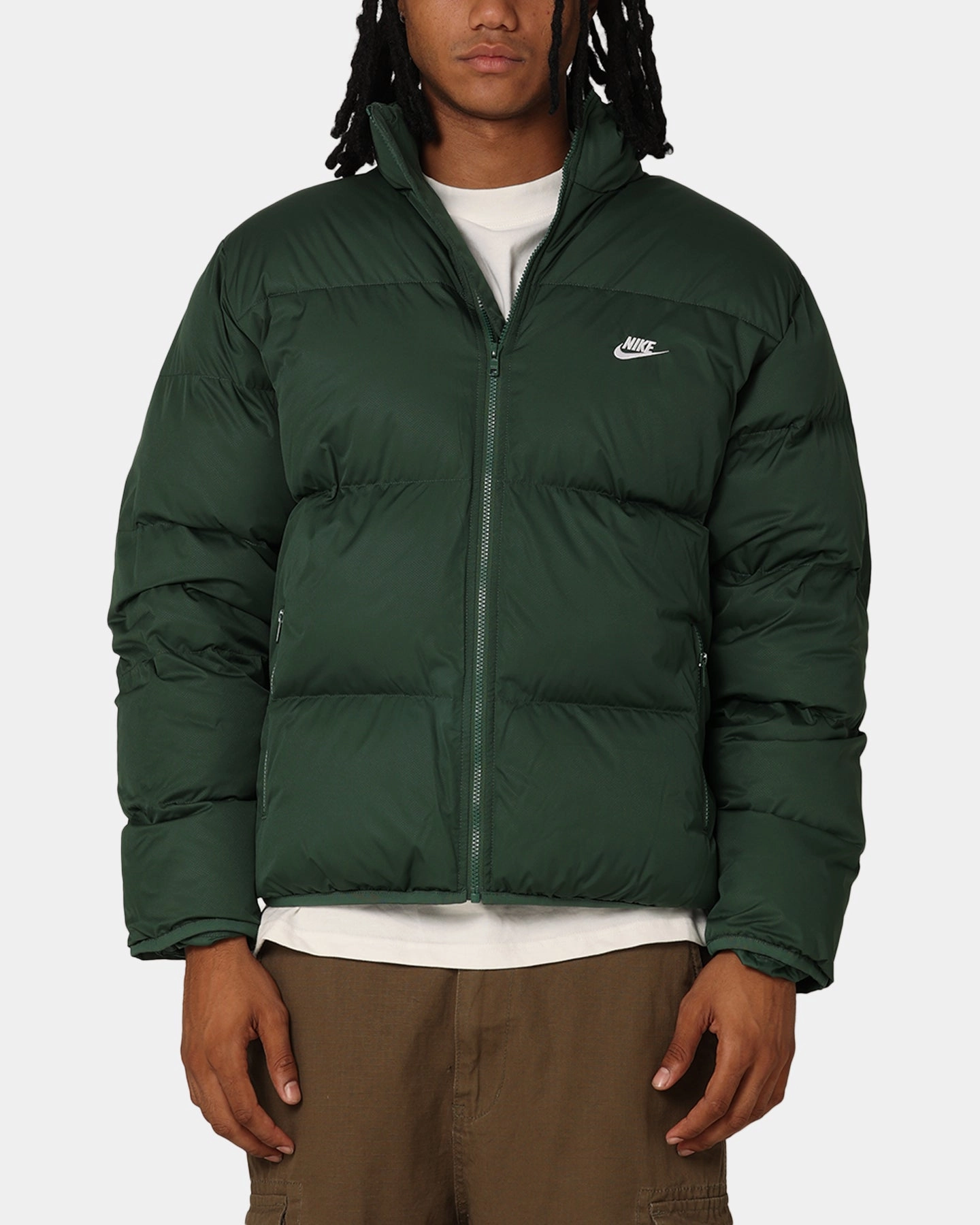 Secure Closures Hidden pockets Nike Sportswear Club Puffer Jacket Fir/White