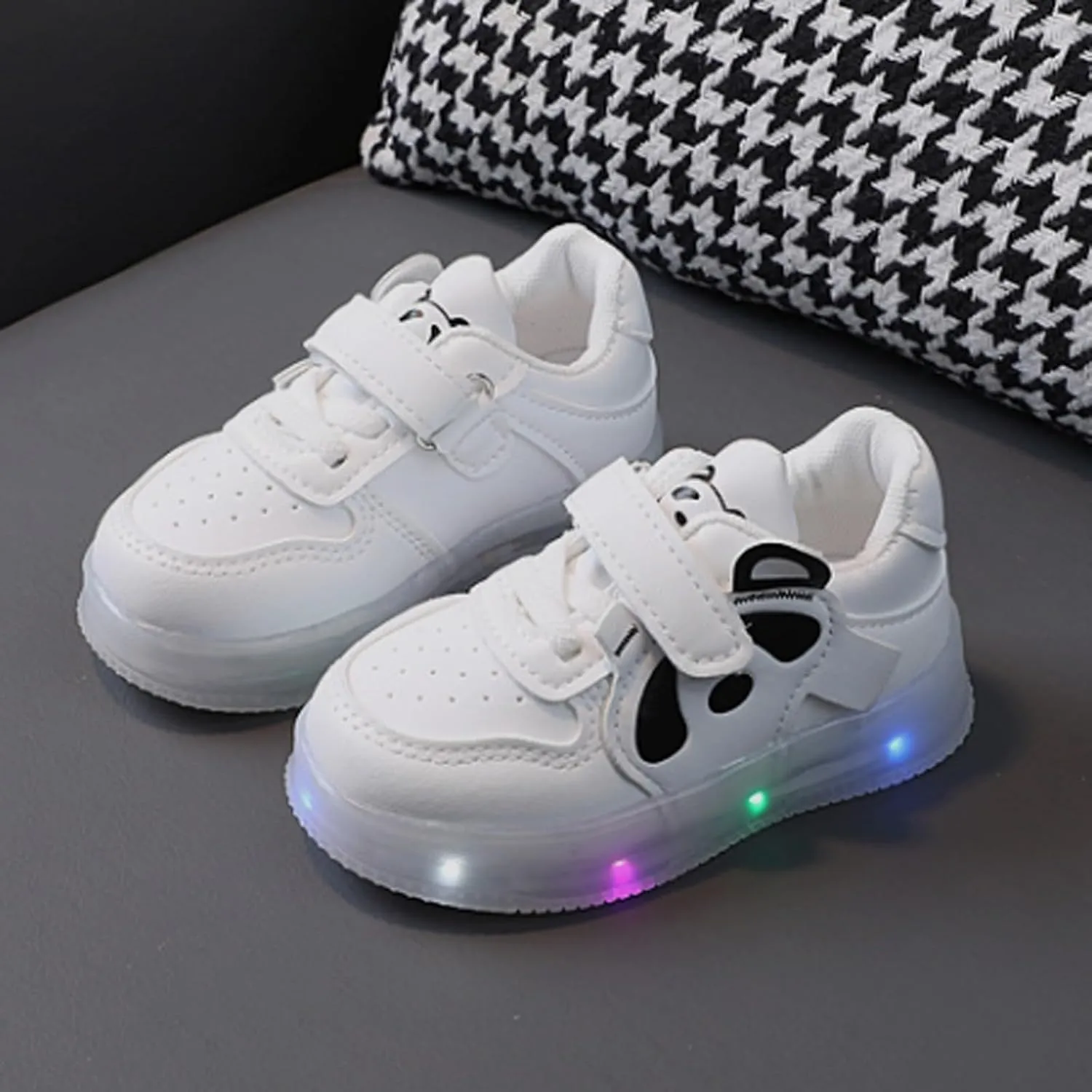 Light Up Girls Shoes Lightweight Breathable Walking Sneaker Slip On Luminous Shoes Kid Led Shoes Running Shoes