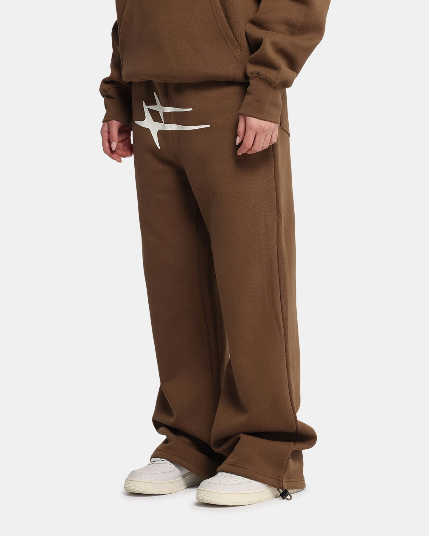 Stretchable Waist Loiter Hybrid Sweatpants Brown