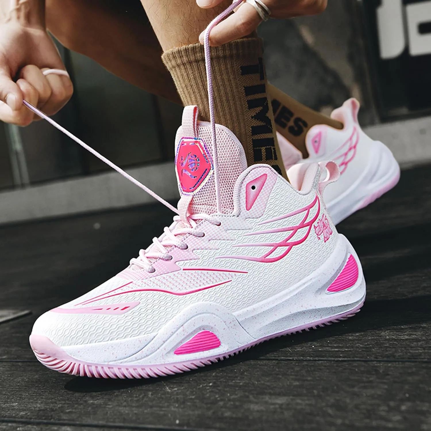 Men's High-Top Basketball ShoesWear-Resistant and Anti-Slip Soles Running Shoes Graffiti Design Fashionable Sports Shoes