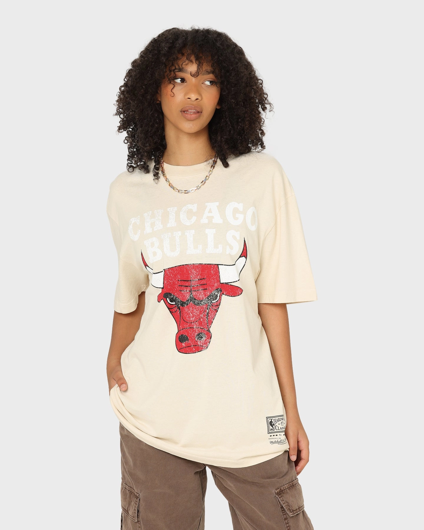 Mitchell & Ness Chicago Bulls Oversized Logo T-Shirt Sand Versatile Look