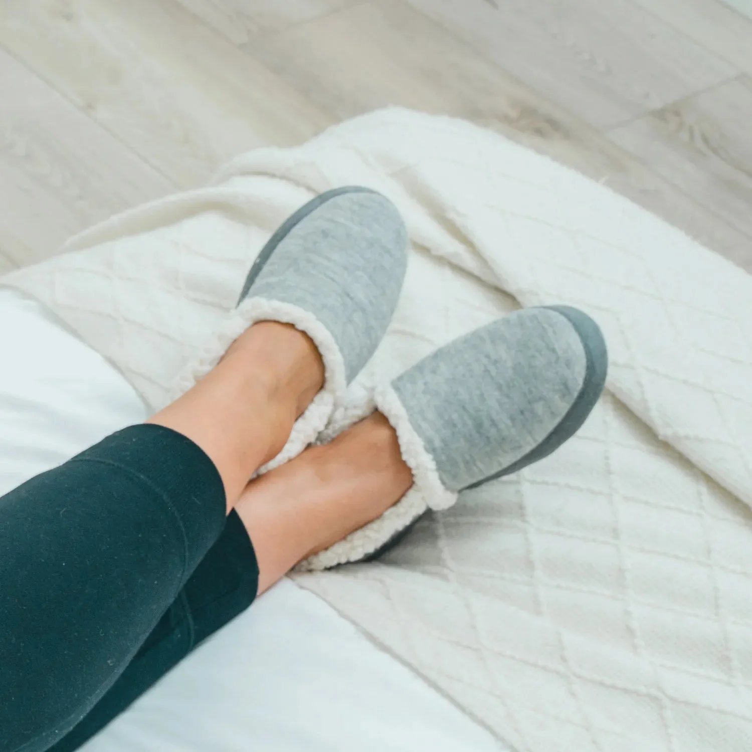 New with tags! Isotoner Women’s Microsuede Marisol Closed Back Slippers in Light Grey, Sz S 5-6