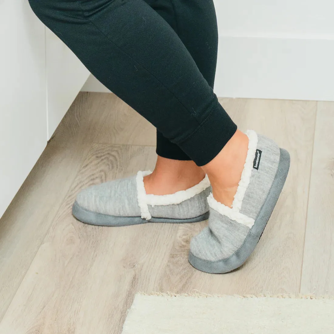 New with tags! Isotoner Women’s Microsuede Marisol Closed Back Slippers in Light Grey, Sz S 5-6
