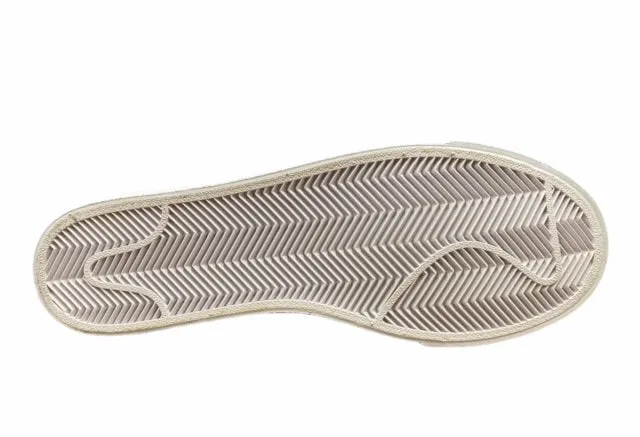 hard - sole - feature shoes Fitness Tracker Compatibility Nike scarpa sneakers da donna Blazer Low '77 DC4769 101 bianco