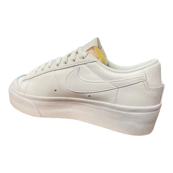 Lightweight Frame Structure Nike scarpa sneakers da donna con zeppa Blazer Low DJ0292-100 bianco