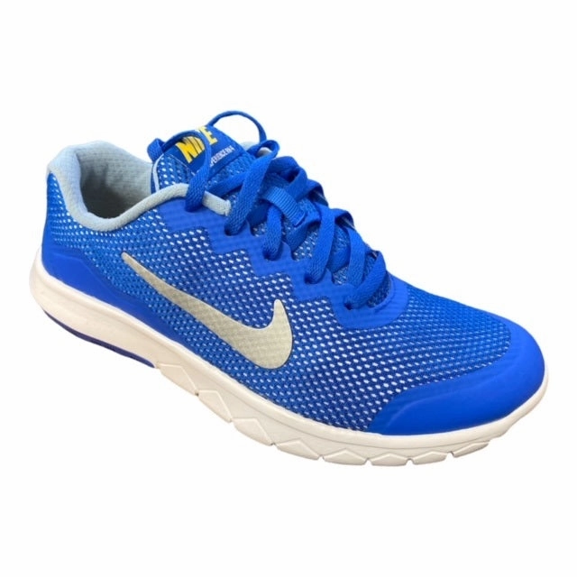 running in a gondola station area shoes Nike Flex Experience 4 GS 749807 401