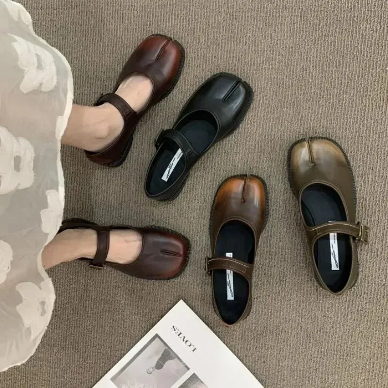 Pia Vintage Ombre Look Split Toe Maru Janes Flats
