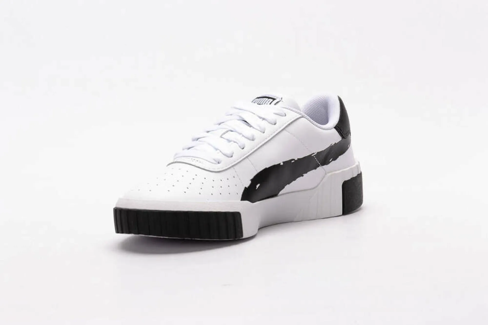 Puma scarpa sneakers da donna Cali Brushed 373896 01 bianco nero running in a light rail station area shoes