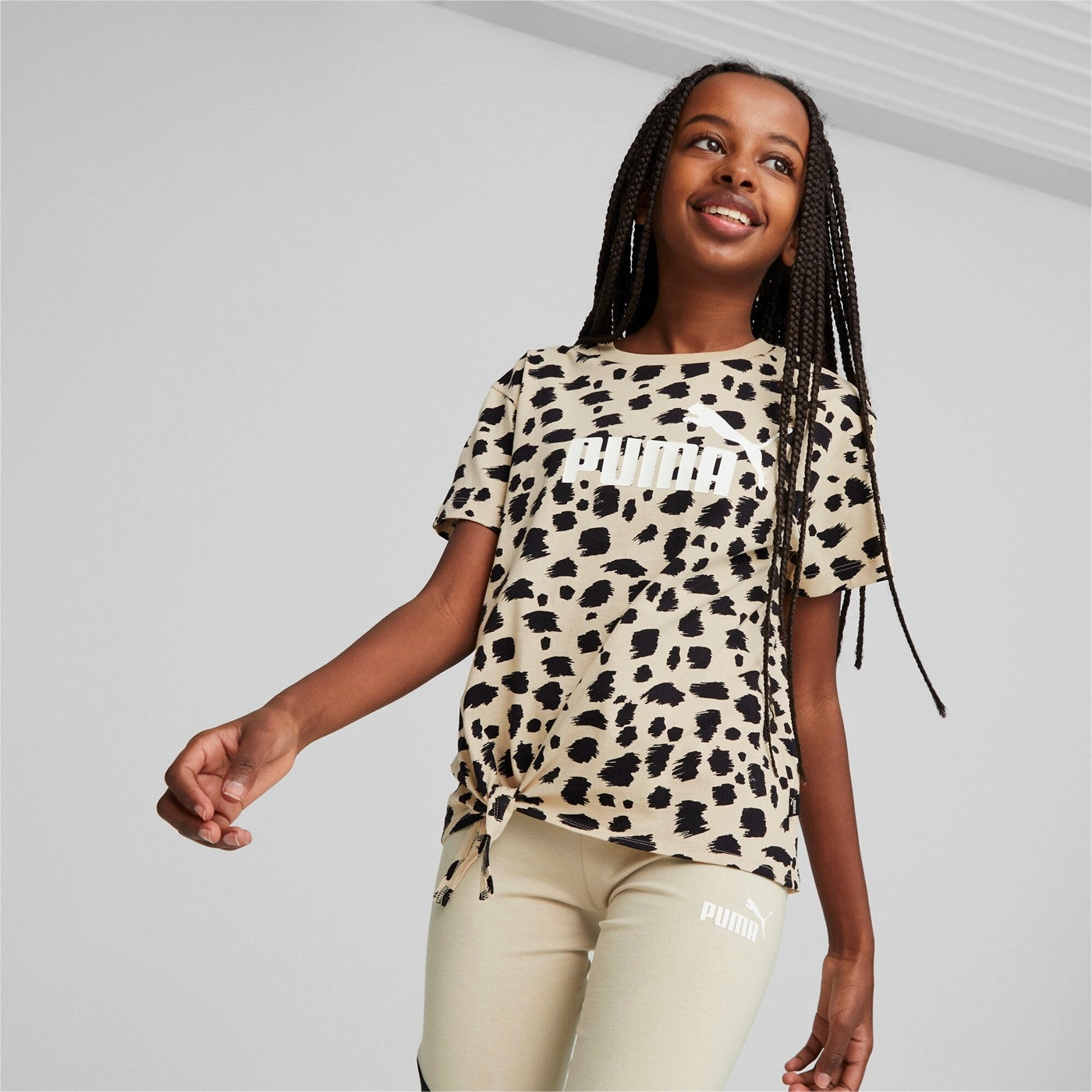Puma T-shirt da bambina e ragazza con nodo in fantasia Aminal AOP Knotted Tee G 673523-88 granola Cozy Style