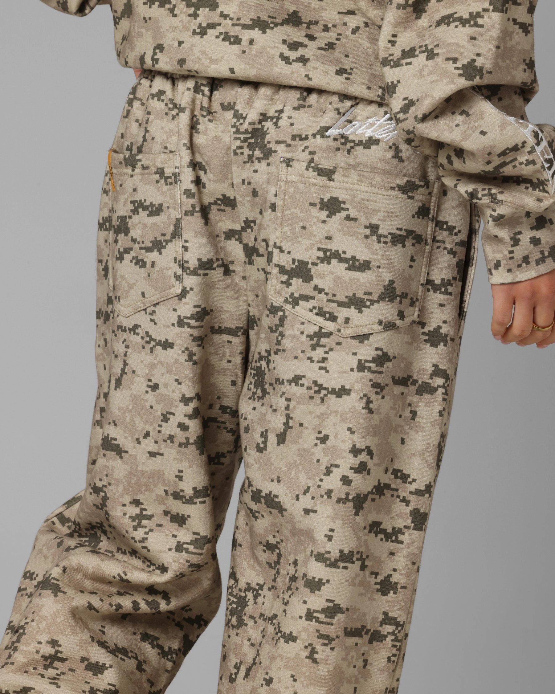 Trendy Comfort Wrinkle Free Fabric Loiter Hybrid Sweatpants Digi Camo
