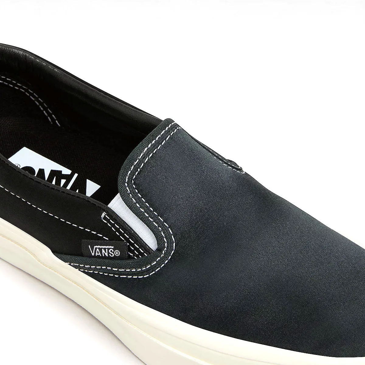 Slip-on 98 'Satin Jet Black' Smile Step Canvas Upper
