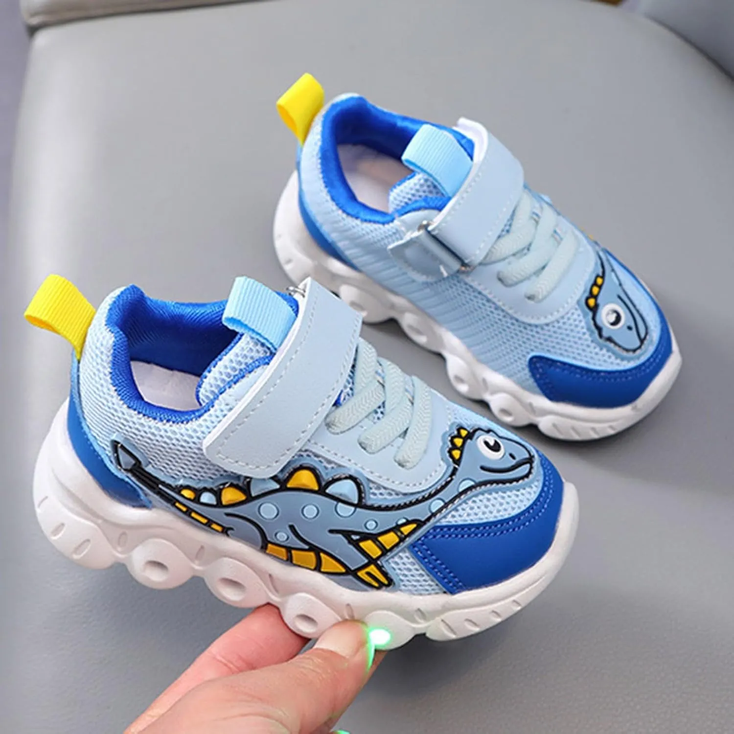 Sneakers for Girls Boys Cute Cartoon Dinosaur Sports Shoes Breathable Mesh Shoes Light Up Lightweight Running Sneaskers