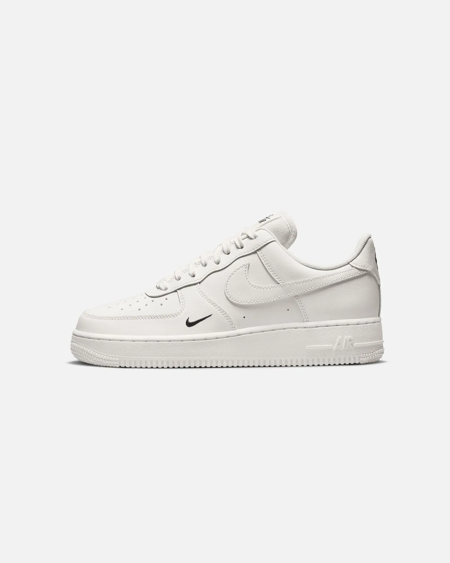 Nike Women's Air Force 1 '07 Essential Sail/Sail odor - control shoes