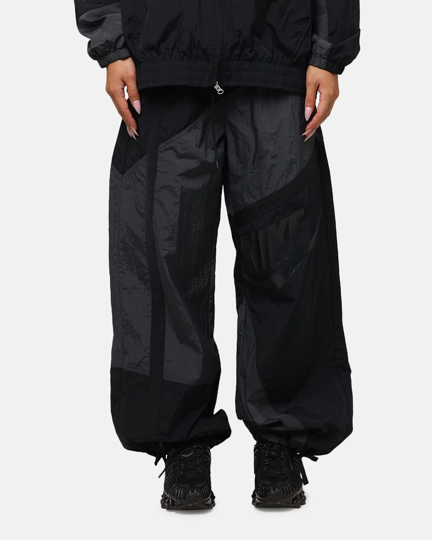 Solid shade Nike Women's Sportswear Mid-Rise Street Woven Open-Hem Pants Anthracite/Black