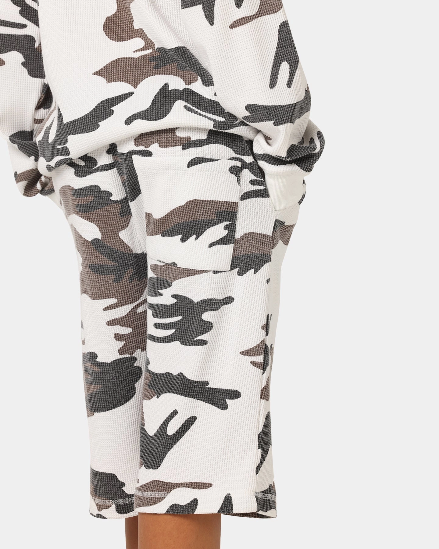 Bootcut shape XXIII Printed Thermal Shorts Snow Camo